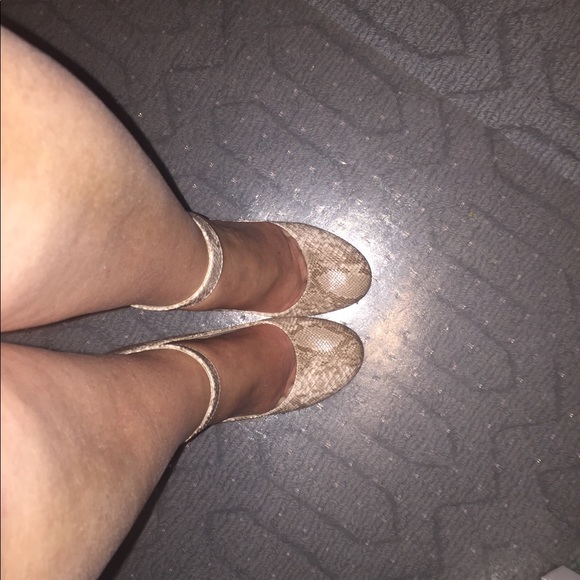 Faux Snakeskin pump with ankle straps - Picture 7 of 7